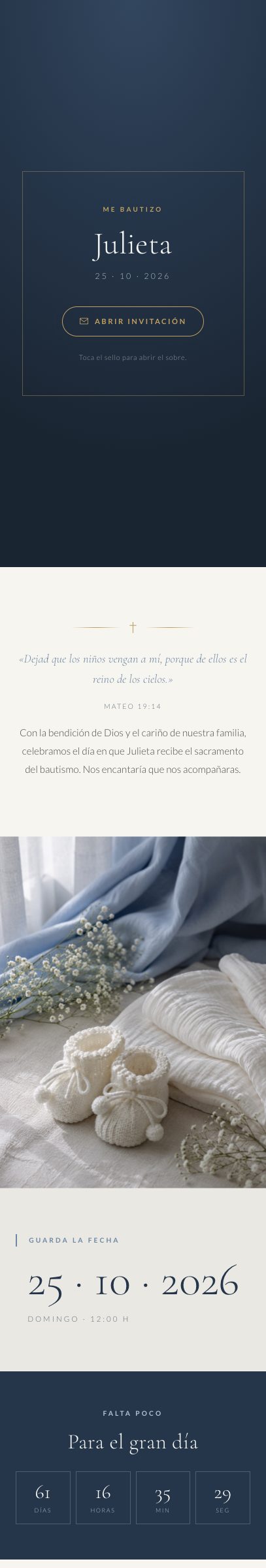 Invitación de bautizo en azul cobalto y marfil, con ropón de encaje sobre lino azul y motivos de talavera
