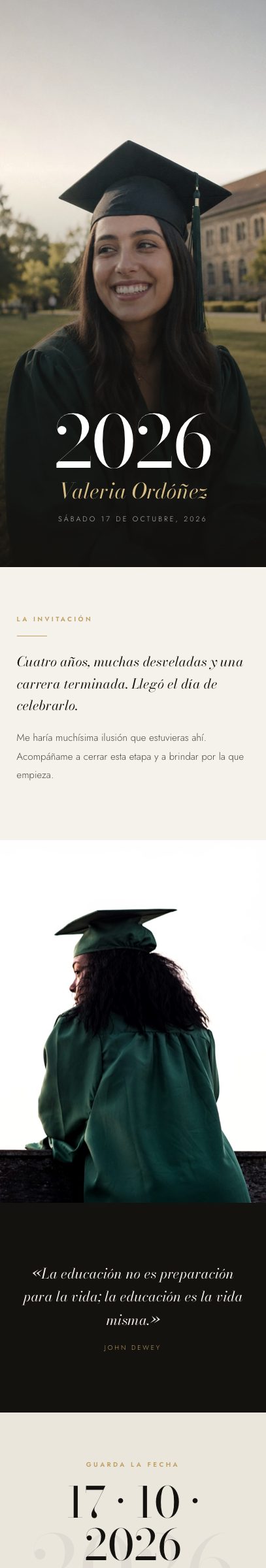 Invitación de graduación en verde bosque y pergamino, con laurel dorado y sello de lacre